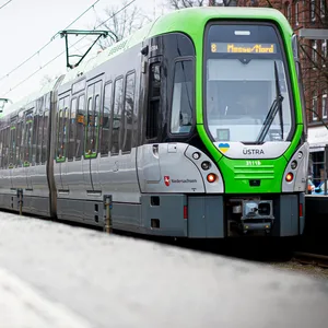 Eine Straßenbahn hält an der Stadtbahnhaltestelle «Fiedelerstraße» im Stadtteil Döhren in Hannover. (Archivbild)