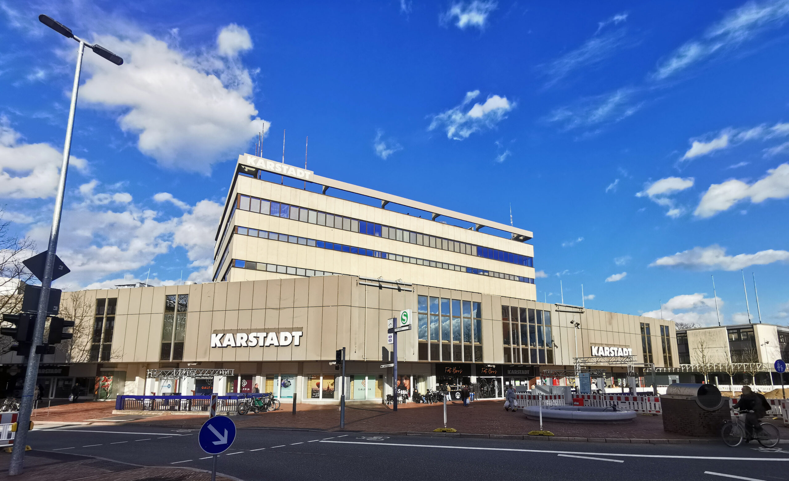 Die ehemalige Karstadt-Filiale in Harburg. Das Warenhaus ist im Juni 2023 dort ausgezogen. (Archivbild)
