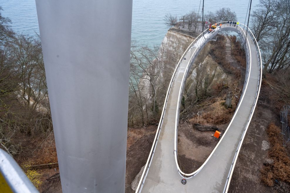 Von einem Hubsteiger aus überprüft ein Ingenieur den neuen Skywalk „Königsweg“ am Königsstuhl auf der Insel Rügen kurz vor der Eröffnung.