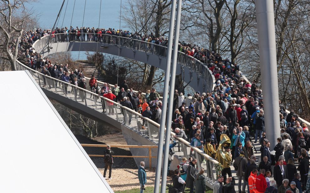 Mit einem Eröffnungsrundgang der Ehrengäste wird der Skywalk über den Kreidefelsen der Ostseeinsel Rügen freigegeben.