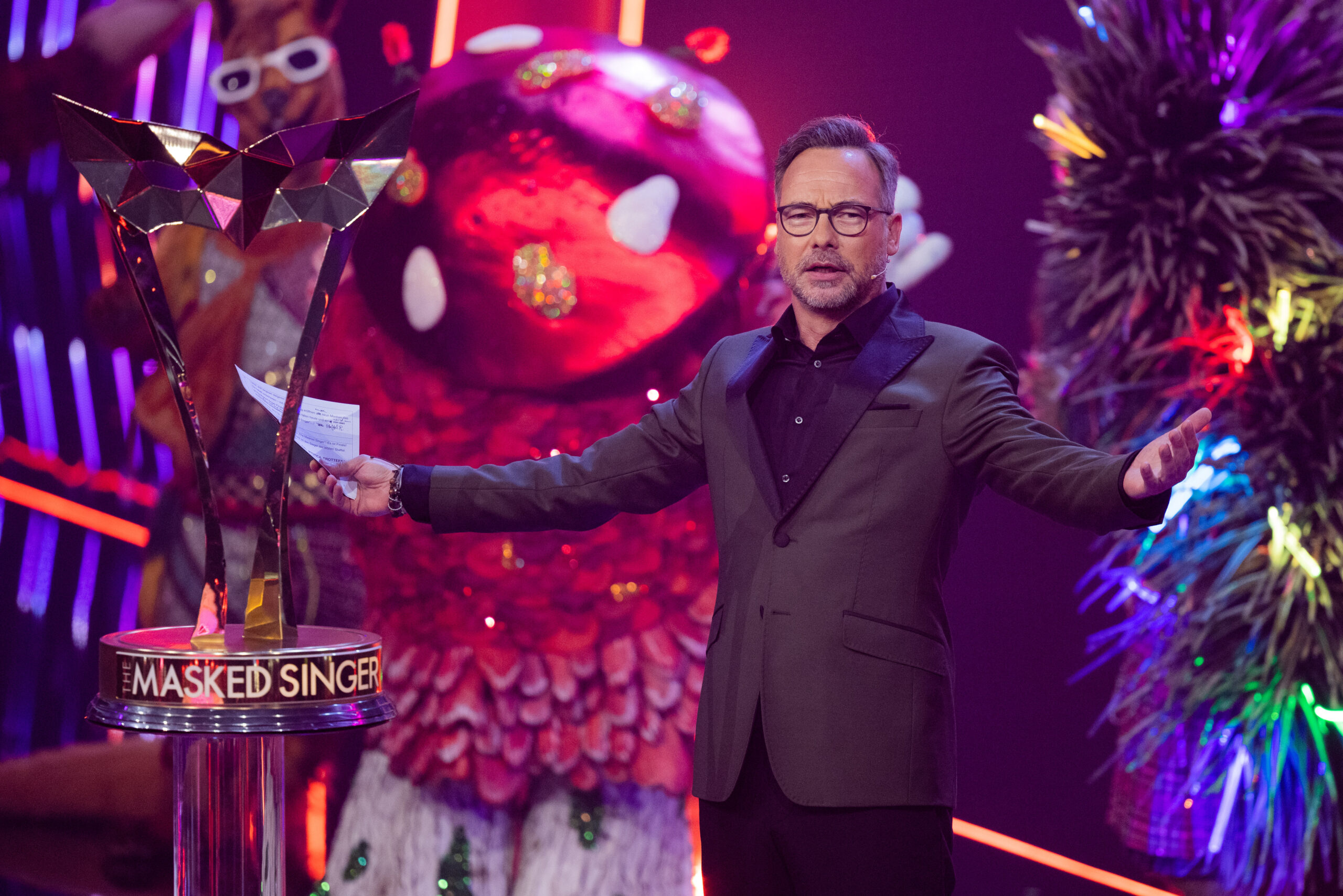 Matthias Opdenhövel, Moderator, steht im Finale der Prosieben-Show "The Masked Singer" auf der Bühne. (archivbild)