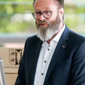 Schleswig-Holsteins Wirtschaftsminister Claus Ruhe Madsen (CDU, Archivbild)