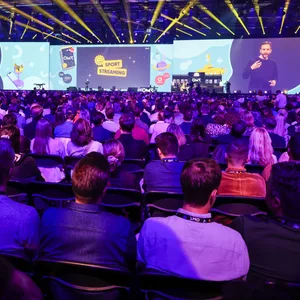 OMR-Geschäftsführer Philipp Westermeyer spricht auf der Conference Stage der Digital-Messe Online Marketing Rockstars OMR in den Messehallen.