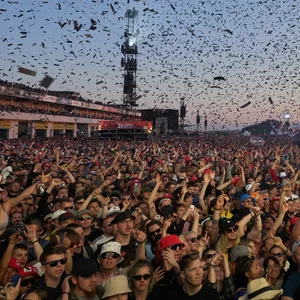 „Rock am Ring“ und „Rock im Park“ locken Jahr für Jahr Zehntausende Musikfans an.