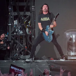 Dave Grohl steht bei einem Auftritt der Foo Fighters auf der Bühne. (Archivbild)