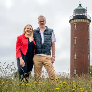 Die Eigentümer Katrin Mormann und Wilhelm Mormann stehen vor dem „Hamburger Leuchtturm“.