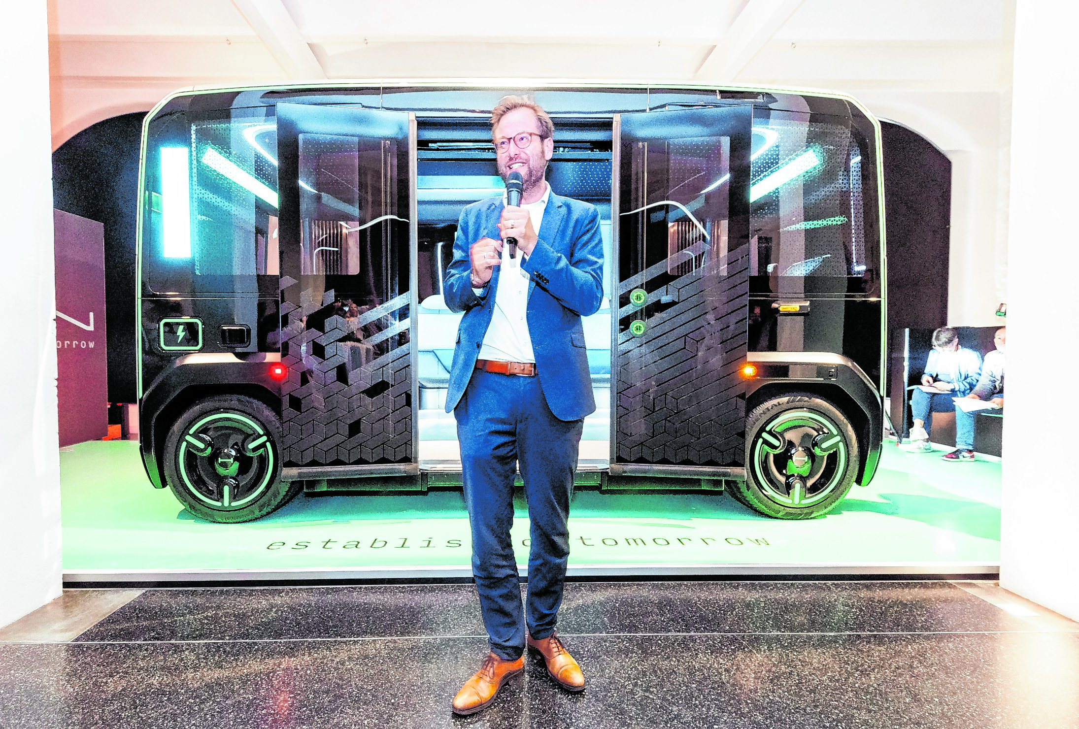 Verkehrssenator Anjes Tjarks (Grüne) steht vor einem autonomen Fahrzeug der Hochbahn.