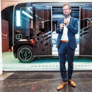 Verkehrssenator Anjes Tjarks (Grüne) vor einem autonomen Fahrzeug der Hochbahn (Archivbild).