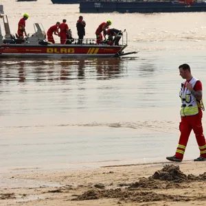 Ein Rettungseinsatz im Juli 2023. Immer wieder kommt es zu Badeunfällen am Falkensteiner Ufer in Hamburg.