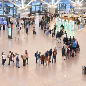Rund 1,45 Millionen Menschen sind im Oktober vom Hamburger Flughafen aus gereist. Da kann es beim Check-In manchmal länger dauern. (Archivbild)