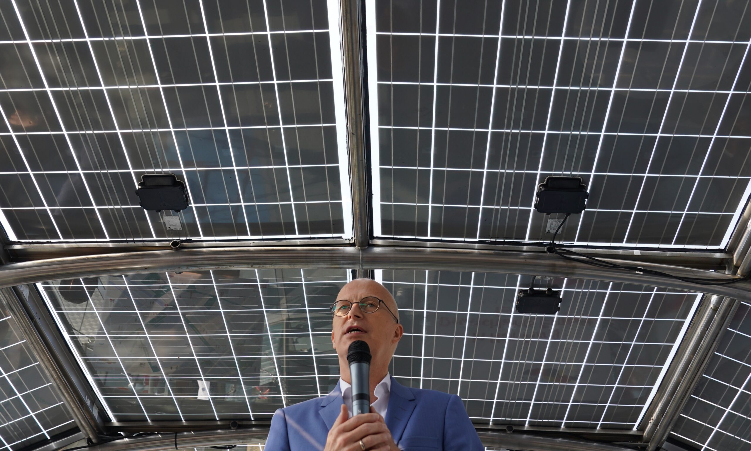 Bürgermeister Peter Tschentscher (SPD) unter Solarpanels. Rot-Grün will jetzt eine Solarpflicht für öffentliche Gebäude. (Archivbild)