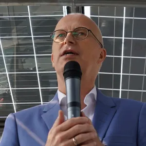 Bürgermeister Peter Tschentscher (SPD) unter Solarpanels. Rot-Grün will jetzt eine Solarpflicht für öffentliche Gebäude. (Archivbild)