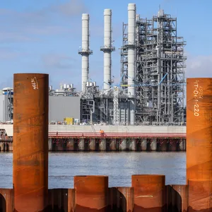 Arbeiter stehen auf der Baustelle des LNG Terminals an der Elbe in Stade. Der Anleger für verflüssigte Gase soll im Winter 2023/24 fertiggestellt werden.
