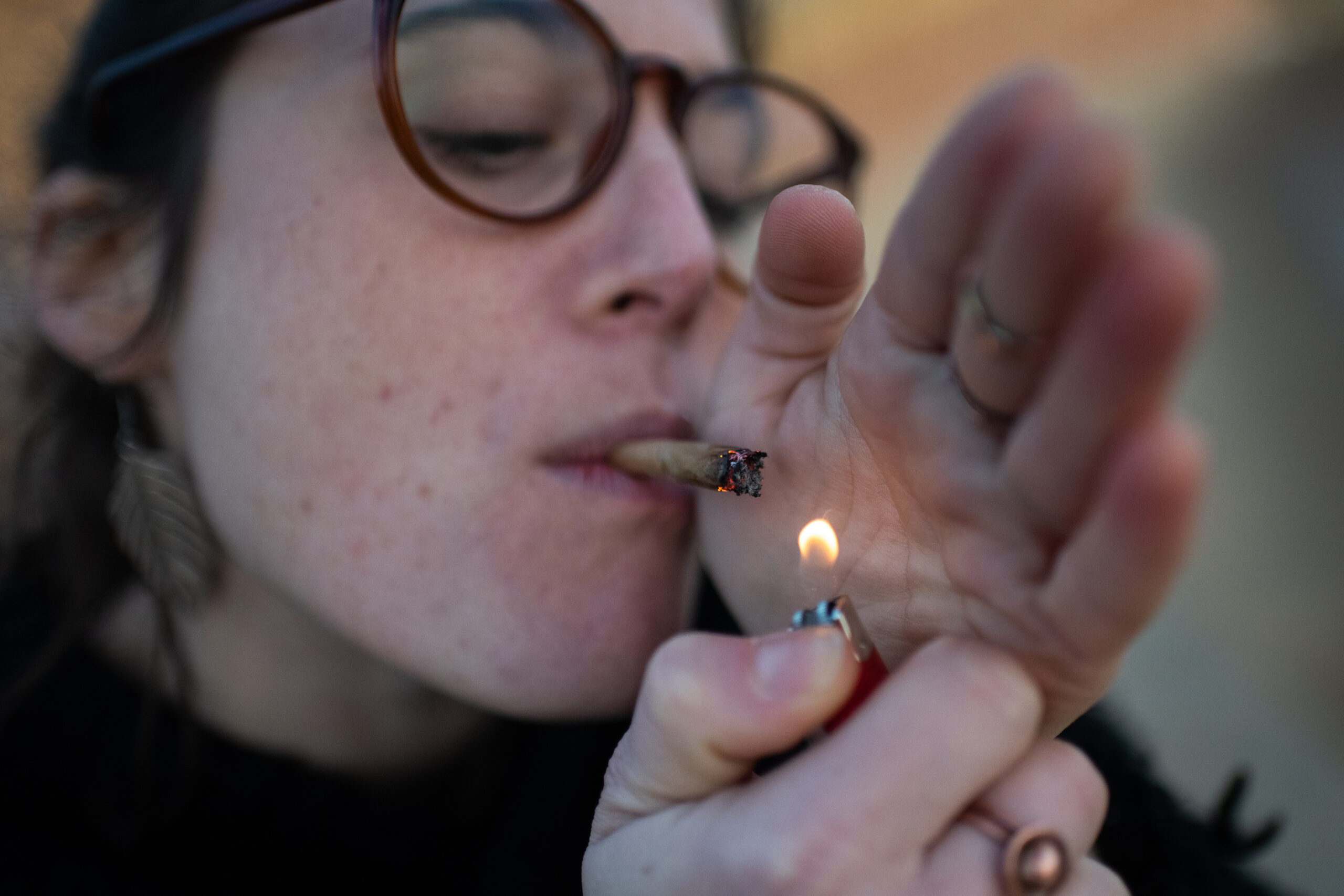Cannabis-Konsum: Eine junge Frau raucht einen Joint (Symbolfoto).