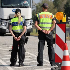 Polizeibeamte führen eine Kontrolle an der deutsch-polnischen Grenze hinter dem ehemaligen Autobahn-Grenzübergang Pomellen durch. (Symbolbild)