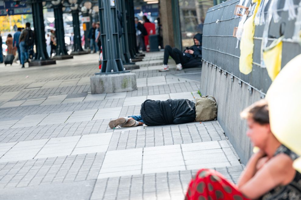 Menschen, die vor dem Hauptbahnhof liegen – ein alltägliches Bild in Hamburg.