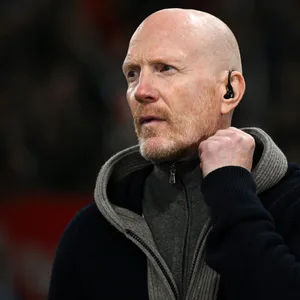 Matthias Sammer mit einem Kophörer im Ohr.