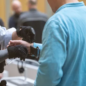 Ein Angeklagter im „Gruppe S.“-Prozess (r.) bekommt im Oberlandesgericht Stuttgart seine Handschellen abgenommen.