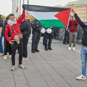 Demonstranten halten am Jungfernstieg eine Palästina-Flagge hoch. (Archivbild)