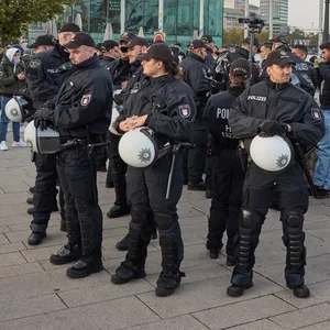 Demonstranten am Flaggenplatz am Jungfernstieg, die zuvor trotz eines Verbots einer Pro-Palästinenser-Demonstration eine Palistinser-Flagge hochgehalten hatten, wurden von der Polizei vorübergehend festgehalten und durchsucht. (Archivbild)