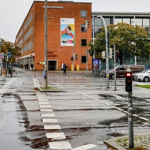 Regenpfützen sammeln sich auf der Kreuzung vor dem Neuen Kieler Rathaus auf der sich ein schwerer Unfall ereignet hat.