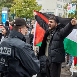 Trotz der Allgemeinverfügung kam es in Hamburg immer wieder zu spontanen Demos – so wie hier am 21. Oktober auf dem Steindamm (Archivbild)