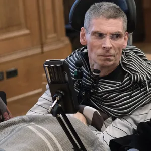Harald Mayer (l.), durch Multiple Sklerose komplett bewegungsunfähig, sitzt neben Robert Roßbauch, Rechtsanwalt, in einem Saal des Bundesverwaltungsgerichtes.