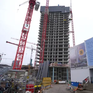 Ein Blick auf die Baustelle des Elbtowers an den Elbbrücken im Hafen.