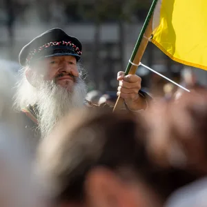 Ein Reichsbürger mit einer Flagge vom Königreich Preußen. (Symbolbild)