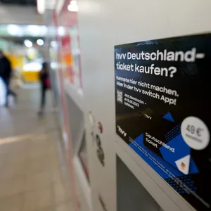 Ein Hinweisschild zum Erwerb eines Deutschlandtickets klebt an einem Fahrkartenautomaten des U-Bahnhofs Schlump.