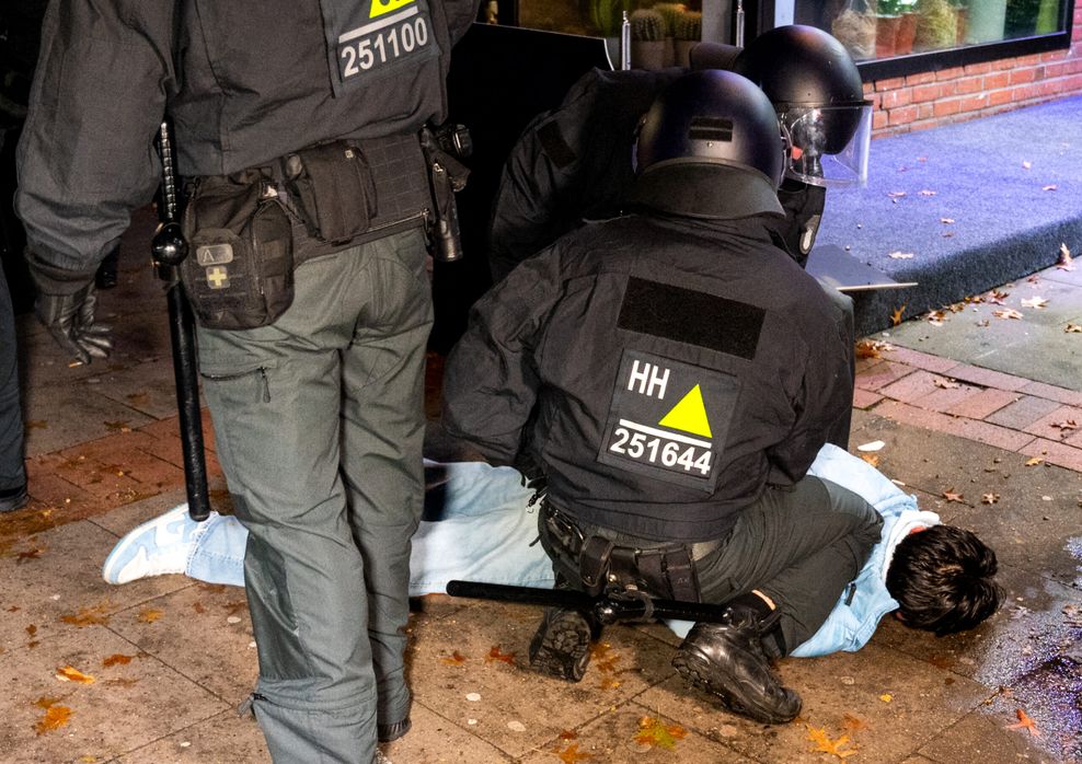Ein Jugendlicher wird von Kräften der Hamburger Polizei auf dem Boden fixiert: In der Halloween-Nacht kam es wiederholt zu Ausschreitungen in mehreren Stadtteilen.
