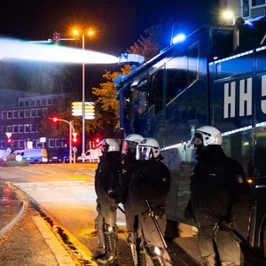 In Harburg setzte die Polizei sogar einen Wasserwerfer gegen die randalierenden Jugendlichen ein.