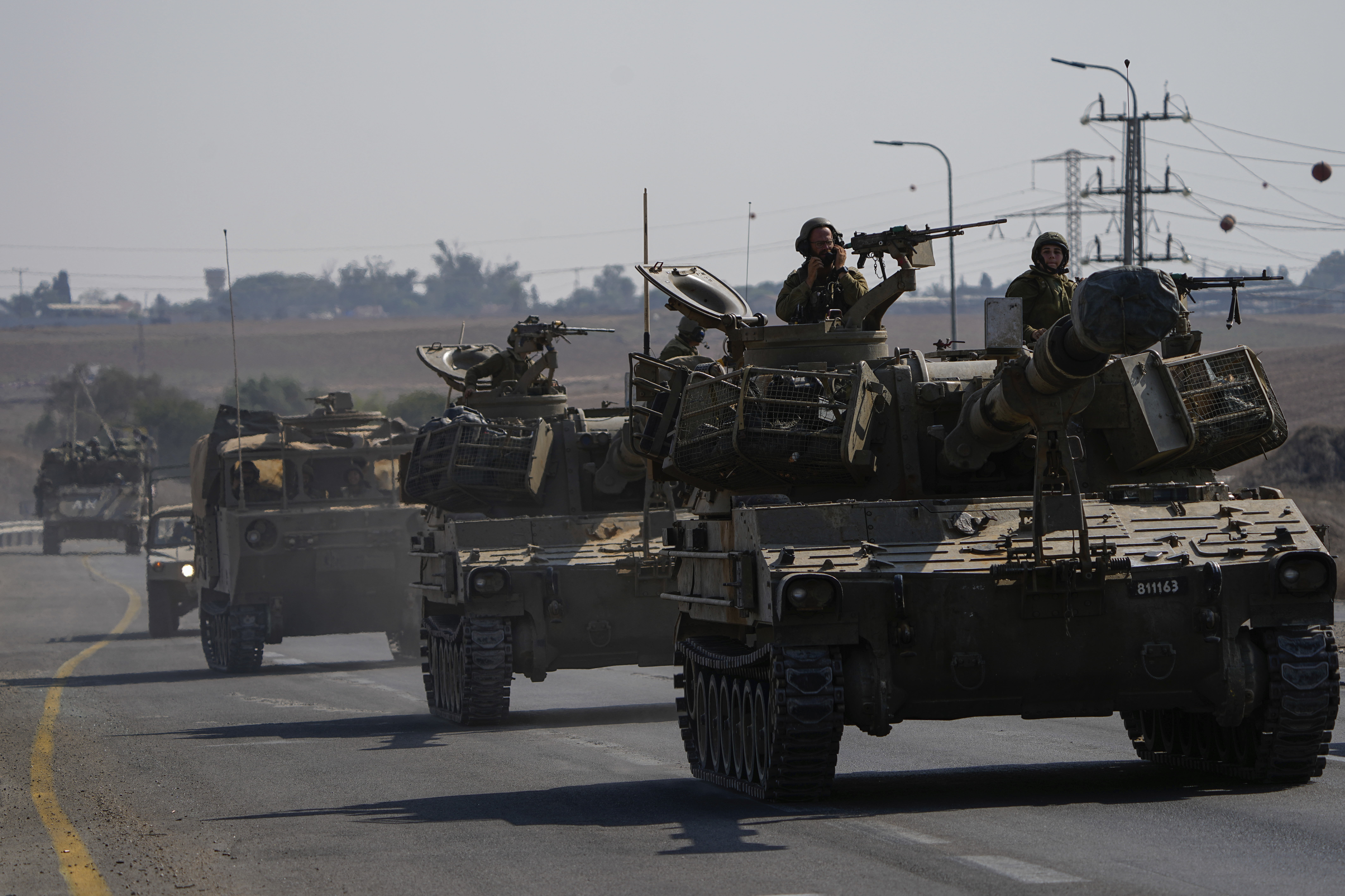 Heftige Kämpfe im Gazastreifen: Ein Konvoi von israelischen Militärfahrzeugen auf dem Weg zur Grenze.
