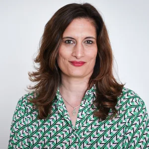 Porträtaufnahme von Marjam Samadzade, Ex-Staatssekretärin im schleswig-holsteinischen Ministerium für Soziales, Jugend, Familie, Senioren, Integration und Gleichstellung