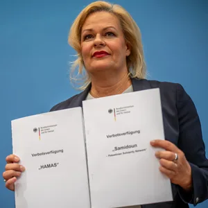 Nancy Faeser (SPD), Bundesministerin des Innern und Heimat, hält eine Verbotsverfügung in den Händen.