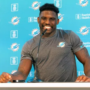 Tyreek Hill von den Miami Dolphins lacht