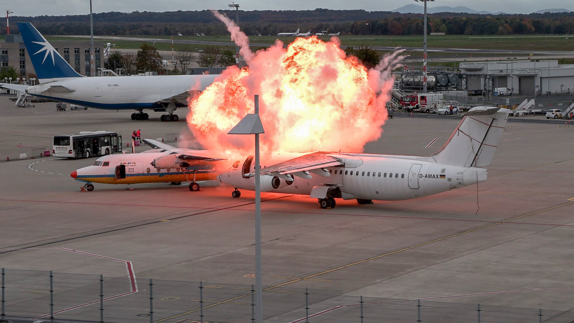 Ein Feuerball ist über zwei Flugzeugen zu sehen, die am Flughafen Köln/Bonn als Notfallübung zusammengestoßen sind.