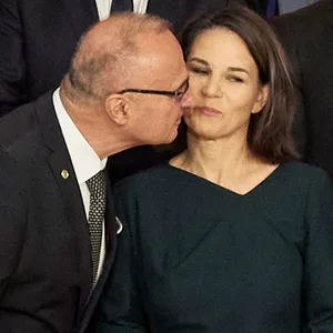 Annalena Baerbock (M, Bündnis90/Die Grünen), Außenministerin, bekommt von Gordan Grlić Radman, Außenminister von Kroatien, einen Kuss beim Gruppenbild bei der Europakonferenz zur EU-Erweiterung, zu EU-Reformen und globaler Handlungsfähigkeit der EU im Auswärtigen Amt.