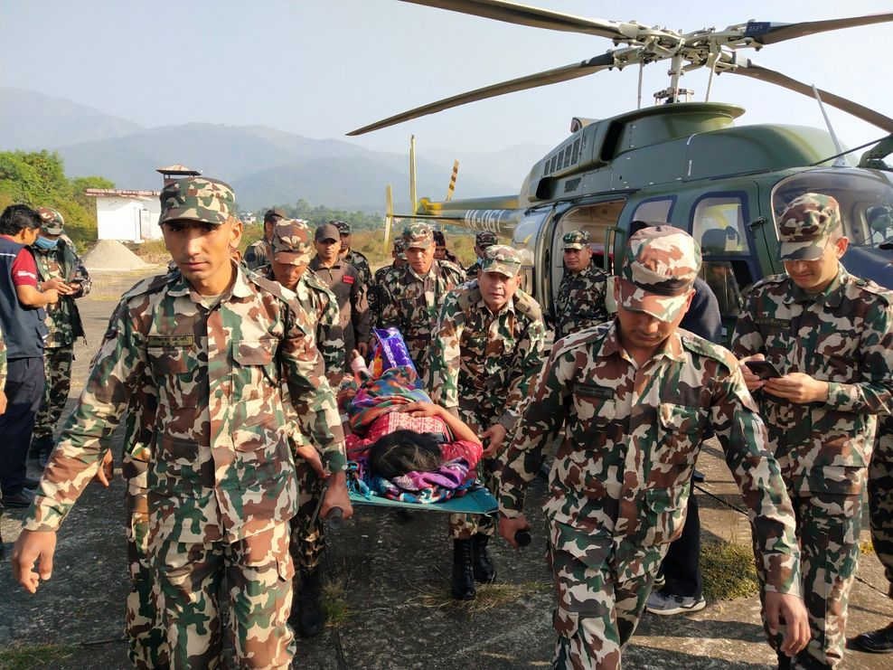 Mitglieder der nepalesischen Armee im Einsatz nach einem Erdbeben