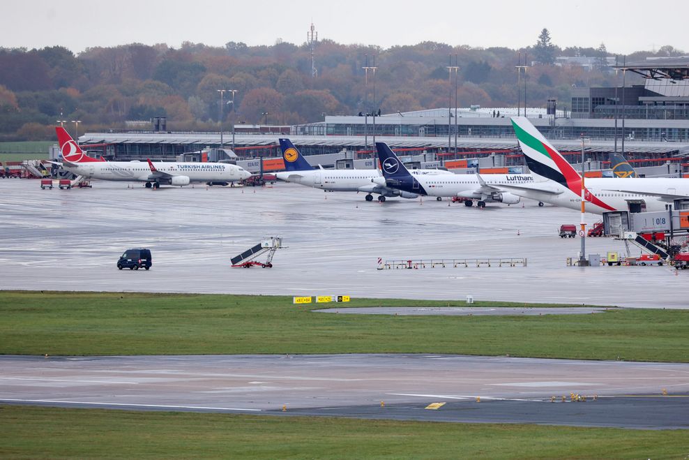 Der Hamburger Flughafen war auch am Sonntagmorgen komplett gesperrt.