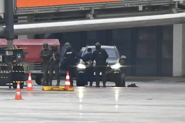 Die Polizei führt den Mann ab, der am Hamburger Flughafen seine vierjährige Tochter in seiner Gewalt gehalten hatte.