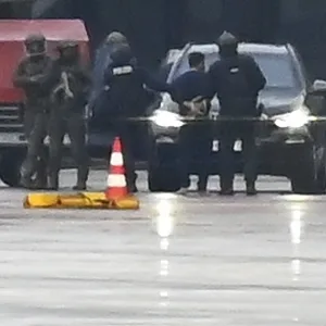 Die Polizei führt den Mann ab, der am Hamburger Flughafen seine vierjährige Tochter in seiner Gewalt gehalten hatte.