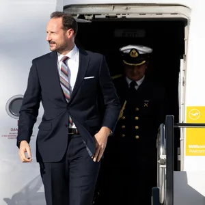 Kronprinz Haakon bei seiner Ankunft in München am Montag. Am Dienstag wird der norwegische Thronfolger Hamburg besuchen.