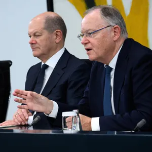 Bundeskanzler Olaf Scholz (m., SPD) äußerte sich zusammen mit Boris Rhein (l, CDU), Ministerpräsident von Hessen, und Stephan Weil (SPD), Ministerpräsident von Niedersachsen, bei einer Pressekonferenz nach dem Bund-Länder-Gipfel.
