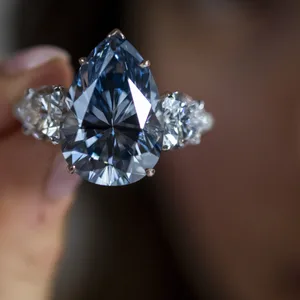 Eine Mitarbeiterin des Auktionshauses Christie's zeigt während einer Vorschau den „Bleu Royal“.