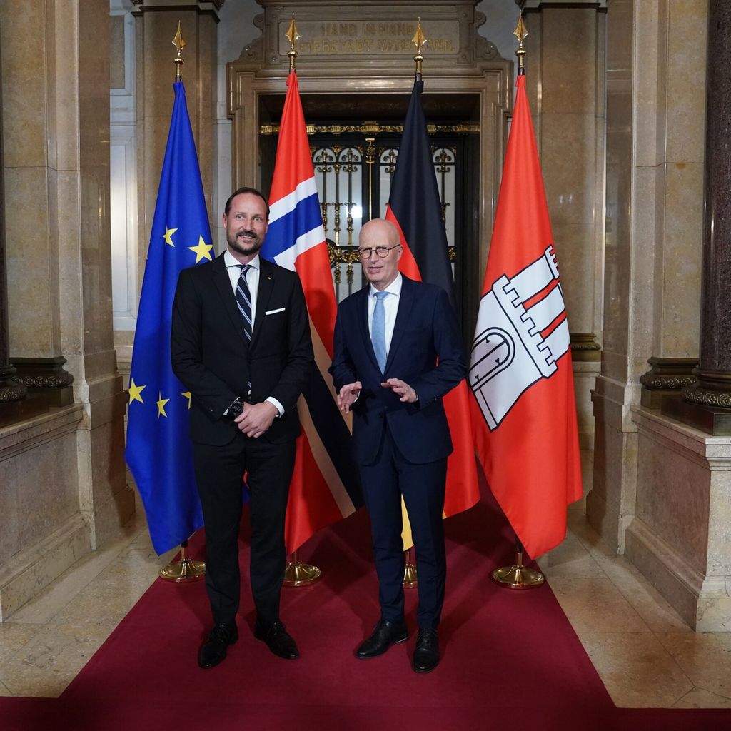 Kronprinz Haakon (l) wird im Rathaus von Bürgermeister Peter Tschentscher (SPD) begrüßt