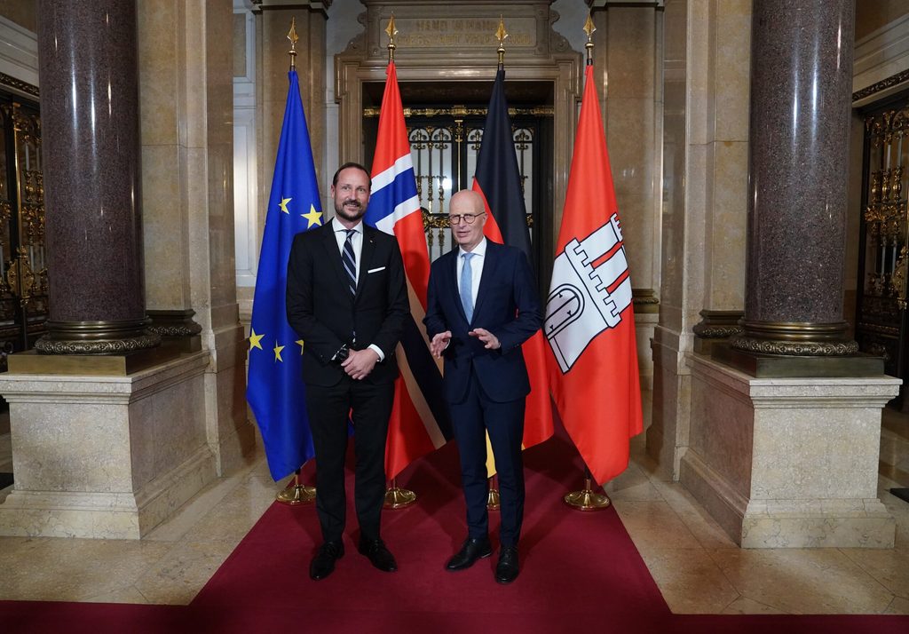 Kronprinz Haakon (l) wird im Rathaus von Bürgermeister Peter Tschentscher (SPD) begrüßt