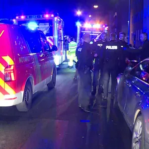 Einsatzkräfte der Polizei sind bei einem Mehrfamilienhaus in Hannover im Einsatz.