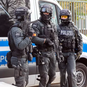 Die Polizei mobilisierte sämtliche verfügbaren Kräfte. Das Schulgebäude wurde geräumt.