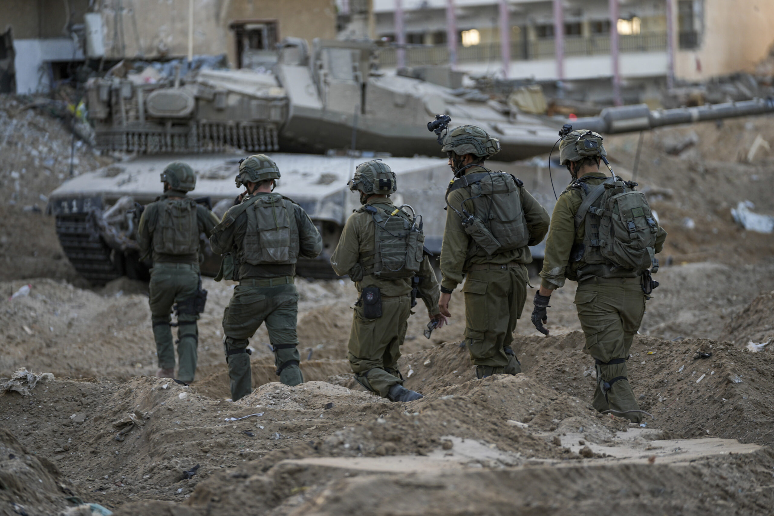 Israelische Soldaten sind während einer Bodenoperation im Gazastreifen im Einsatz.